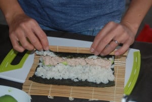 sushi lesson rolling-tuna-cucumber-sushi