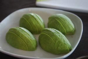 sliced-avocado-for-sushi