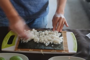 sushi lesson spreading-sushi-rice-on-bamboo-mat