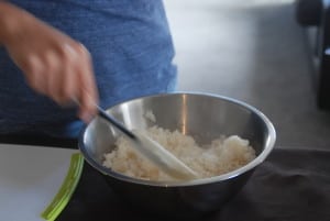 sushi lesson stirring-sushi-rice