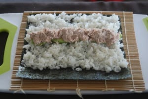 sushi lesson tuna-cucumber-sushi-ready-to-roll